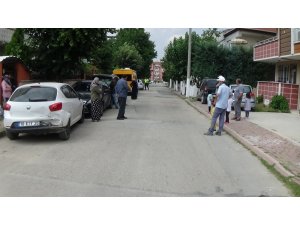 Önüne çıkan araca çarpmamak için direksiyonu kırınca park halindeki iki otomobile çarptı