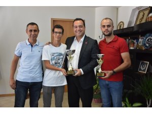 Akhisarlı motosikletçiler kupa sevincini Başkan Dutlulu ile paylaştı