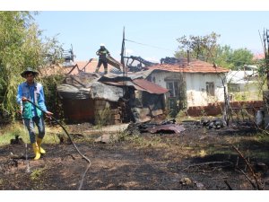 Erzincan'da kuru otları yakmaya çalışan ailenin evi alev aldı