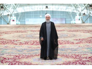 İran "dünyanın en büyük el dokuma halısını" tanıttı