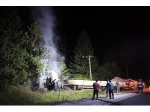 Lastiğinin patlaması sonucu ormanlık alana uçan tır yanarak kül oldu: 3 yaralı