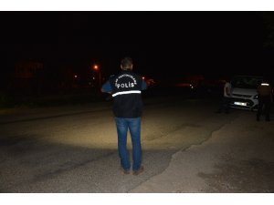 Evlilik iznindeki bekçi eşiyle yürüyüş yaptığı sırada araba çarpması sonucu ağır yaralandı