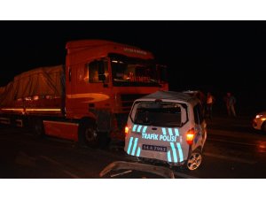 Polis aracı ile tır çarpıştı: 1 polis yaralandı