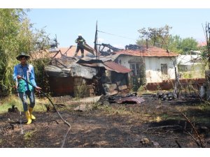 Kuru otları yakmak isterken evi yaktılar