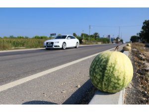 Para etmeyen karpuzu karayolunda satmaya çalışıyorlar