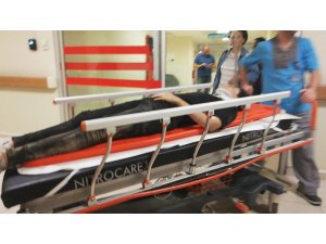 Asansör boşluğuna düşen genç  ölümden döndü