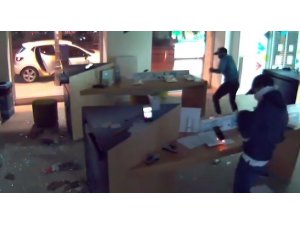 Kaldırım taşı ile 40 saniyede 80 bin TL’lik vurgun yapan hırsızlar kamerada