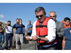 Vali Memiş, elleriyle balıkları besledi