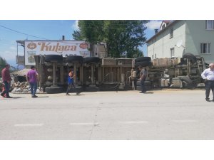 Odun yüklü tır eve daldı