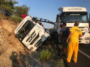 Köyceğiz’de tomruk yüklü tır devrildi