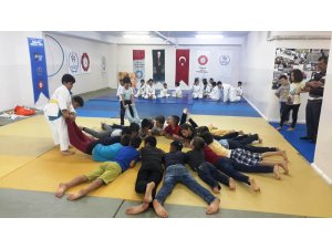 Kur'an kursu öğrencilerine judo sporu tanıtılıyor