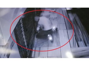 Marketi soymaya çalışan hırsız, komşuları uyandırınca kaçtı
