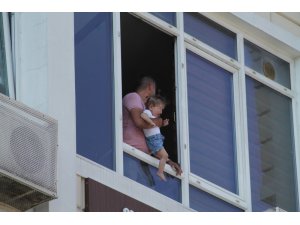 İşsizim dedi, kucağındaki çocuğu ile cama çıktı