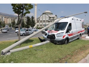 Ambulans ile otomobil çarpıştı: 4 yaralı