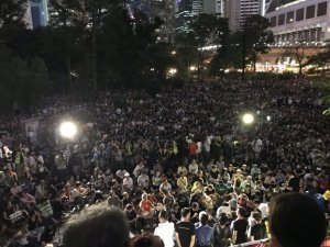 Hong Kong’da memurlar da sokaklara çıktı