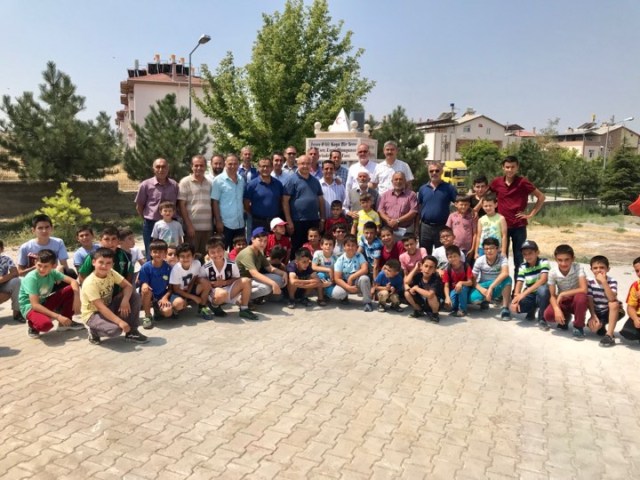 Hayırseverler okula çeşme yaptırdı