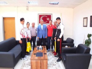 Başarılı sporculardan Müdür Tunç’a ziyaret