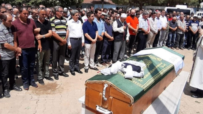 Ömrü 6 yıl sürdü... Minik Eymen giyemediği bayramlıklarıyla uğurlandı!