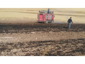 70 dönüm ekibi buğday tarlası yandı