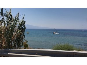 Tekne sulara gömüldü, 2 kişi son anda kurtuldu