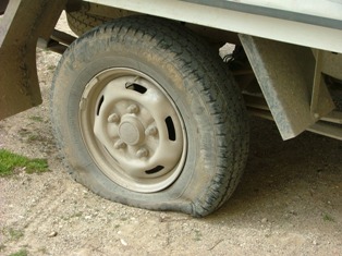 Kamyonetin lastiğini bıçakla kestiler