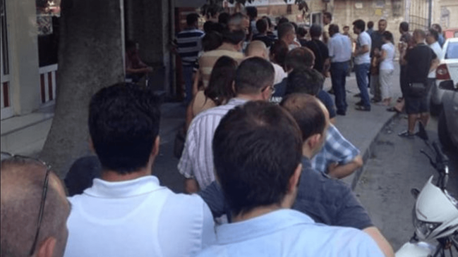 Çabuk unuttular... O baklavacıların dükkanında kuyruğa girdiler!