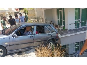 Otomobil askıda kaldı, içindekileri vatandaşlar kurtardı