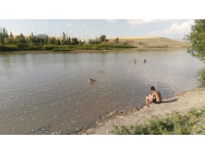 Serinlemek için nehre giren çocuklardan 3’ü hayatını kaybetti