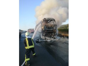 Seyir halindeki yolcu otobüsü yandı