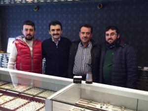 Altını bıraktı elma ile güldü