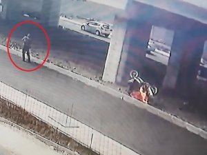 Arızalanan motosikletini yol kenarında böyle yaktı