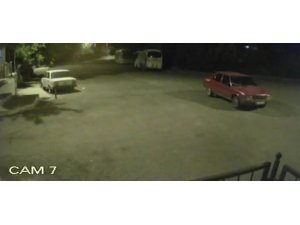 El frenini çekmediği otomobil iki otobüse çarpmaktan son anda kurtuldu