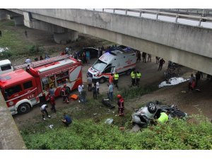 Otomobil TEM otoyolunda viyadükten uçtu: 3 yaralı