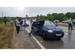 Trafik kazasında yardım için duran minibüse çarptı: 1 ölü, 6 yaralı