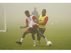 Gazişehir Gaziantepspor sis ve yağmur altında çalıştı