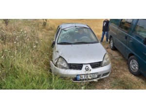 Islak zeminde virajı alamayan otomobil tarlaya uçtu: 5 yaralı