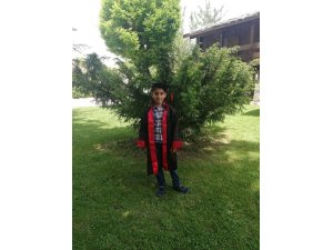 Devrilen traktör ile bariyerler arasında sıkışan çocuk öldü