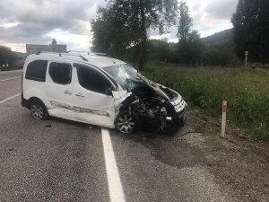 Zonguldak’ta otomobil traktöre çarptı: 3 yaralı