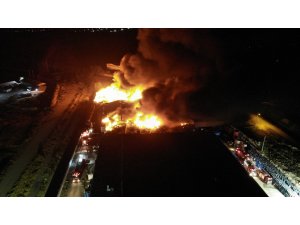 Denizli’deki fabrika yangına kontrol altına alınmaya çalışılıyor