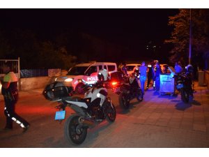 Polisten kaçan şüphelilerden biri çöp konteynerinde diğeri varil içinde yakalandı