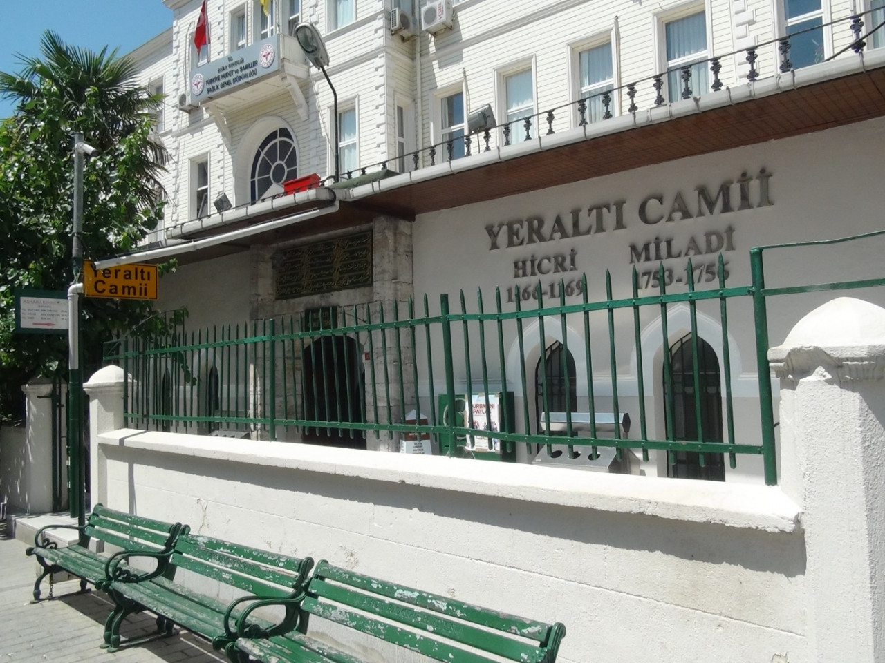 Şekilden şekile girdi... Cami kamerasında ilginç görüntüler!