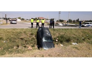 Boş sulama kanalına düşen otomobil korkuttu