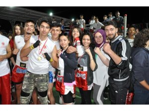 Kick Boks sporcularının madalya sevinci