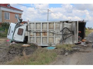 Belediyeye ait çöp kamyonu devrildi: 3 yaralı
