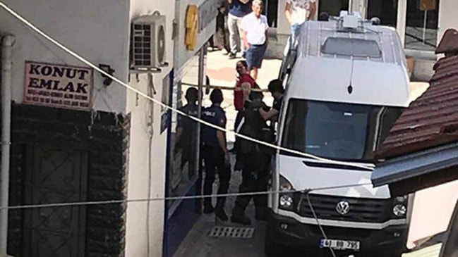 'Ellemeyin' yazıyordu... Paketin içinden çıkanlar şoke etti!