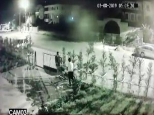 Gözlerine kestirdikleri motosikleti taşıyarak çaldılar