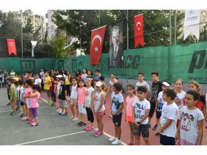 Genç tenisçiler sertifikalarını aldı