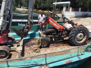 Göle devrilen traktörü DALKO kurtardı