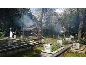 Mezarlığın içindeki baraka yanarak kül oldu