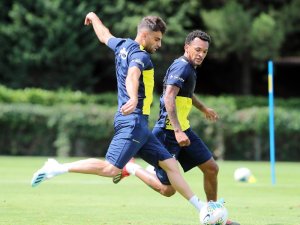 Fenerbahçe günün ilk idmanını tamamladı